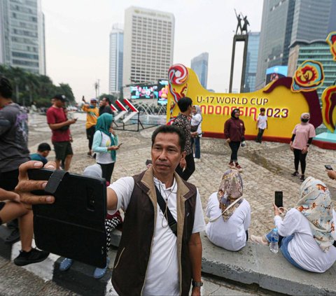 Di sisi lain, masyarakat antusias berswafoto di depan papan promosi Piala Dunia U-17 saat Car Free Day di kawasan BUndaran HI, Jakarta, Minggu (15/10/2023).<br>