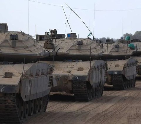 Tentara Israel mengerahkan puluhan tank dan kendaraan lapis baja bersama pasukan militer ke perbatasan Gaza di Sderot, Israel, pada 13 Oktober 2023.