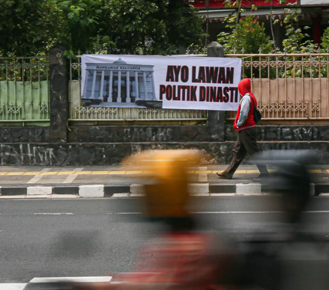 FOTO: Penampakan Spanduk Lawan Politik Dinasti Bertebaran di Jakarta