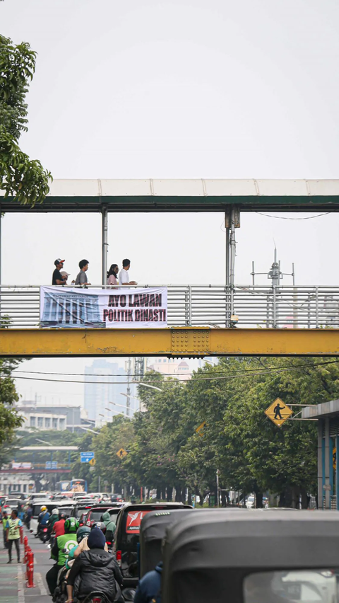 Banyak kalangan menilai, Politik Dinasti justru membuat demokrasi menjadi tidak berjalan di jalan yang baik dan ada kecenderungan pembusukan demokrasi.