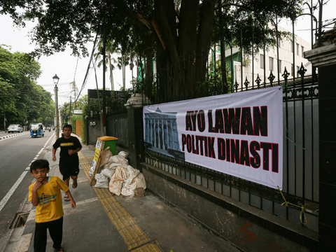 FOTO: Penampakan Spanduk Lawan Politik Dinasti Bertebaran di Jakarta