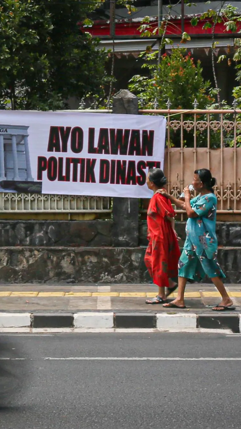 FOTO: Penampakan Spanduk Lawan Politik Dinasti Bertebaran di Jakarta