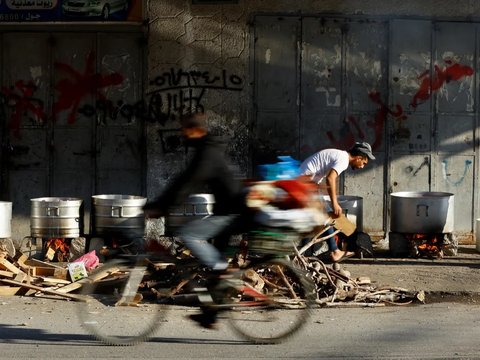 FOTO: Kian Memprihatinkan dan Tak Ada Minyak dan Gas, Warga Palestina di Jalur Gaza Gunakan Kayu Bakar untuk Memasak