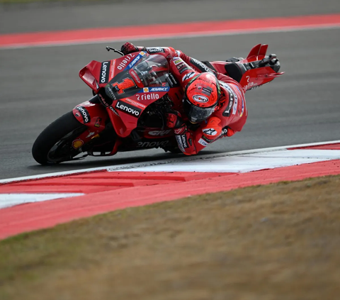 Pembalap Ducati Lenovo Team, Francesco Bagnaia alias Pecco tampil gemilang dan berhasil menjadi yang tercepat usai finis terdepan dalam balapan  MotoGP Mandalika 2023 di Mandalika International Street Circuit, Lombok, Minggu (15/10/2023) siang.<br>