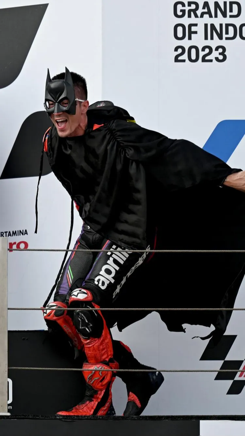 Sementara itu, Maverick Vinales melakukan selebrasi unik. Dia tampil dalam kostum Batman.