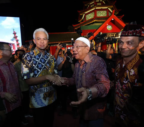 Bakal Calon Presiden (Bacapres) Ganjar Pranowo mendapatkan songkok dari Yayasan Haji Muhammad Cheng Hoo (YHMCHI) yang didirikan oleh organisasi Persatuan Islam Tionghoa Indonesia (P1TI).