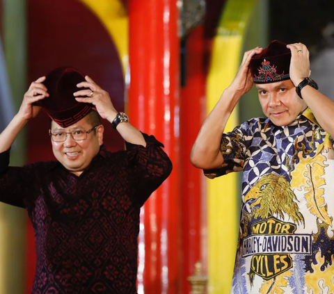 Ganjar Dapat Songkok dari Muslim Tionghoa di Surabaya
