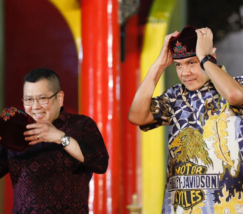 Ganjar Dapat Songkok dari Muslim Tionghoa di Surabaya