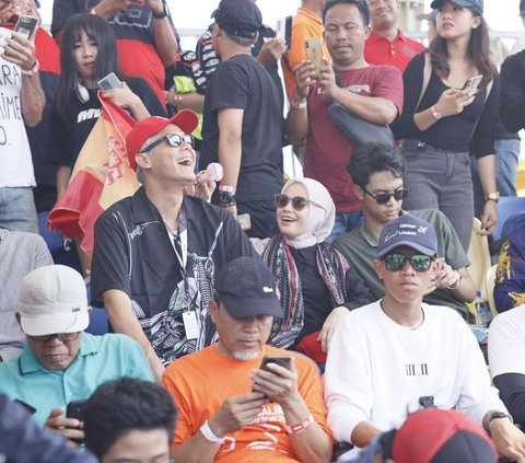 Nonton MotoGP di Sirkuit Mandalika, Ganjar 'Diserbu' Penonton untuk Berswafoto