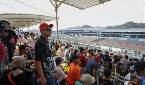 Selain itu, Ganjar mengatakan MotoGP Mandalika tahun ini luar biasa. Dilihat dari ramainya masyarakat yang menonton langsung.<br>