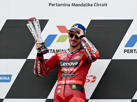 Nonton MotoGP di Sirkuit Mandalika, Ganjar 'Diserbu' Penonton untuk Berswafoto