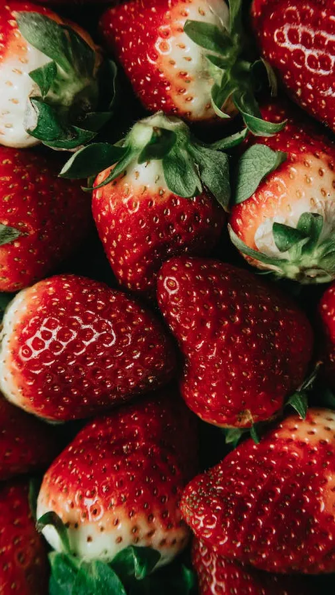 Istilah ini berasal dari Taiwan, yang menyebut generasi ini seperti buah strawberry—indah dan eksotis namun mudah hancur saat dipijak. 