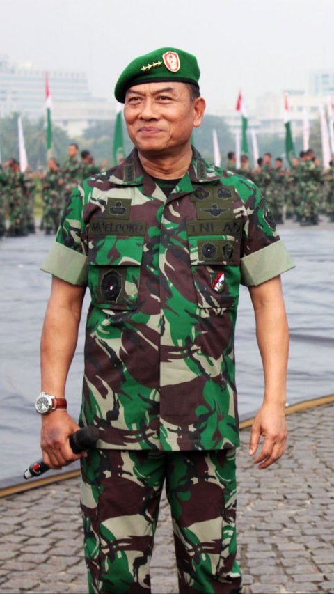 Moeldoko pernah menjabat sebagai Kepala Staf TNI Angkatan Darat tahun 2013. Ia kemudian naik jabatan menjadi Panglima TNI hingga tahun 2015. <br>