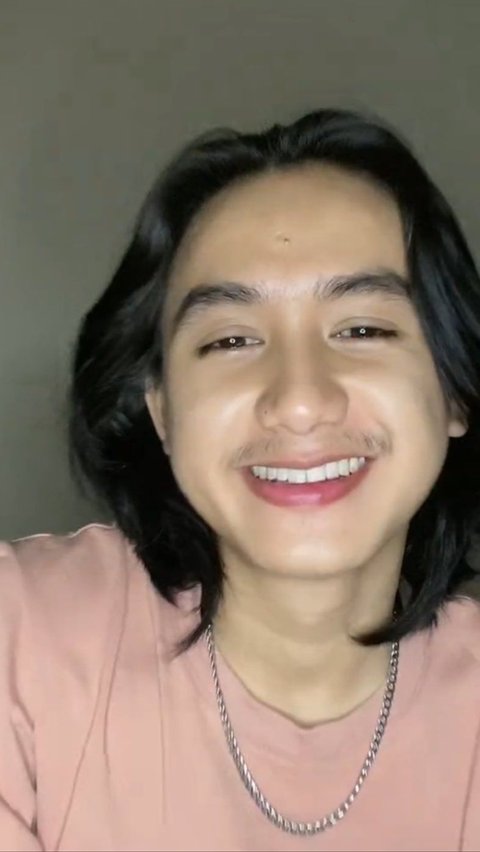 Tampil Gondrong dan Disebut Mirip Aktor Baskara Mahendra, Ini Potret Terbaru Bowo Alpenliebe yang Pernah Viral di TikTok<br>