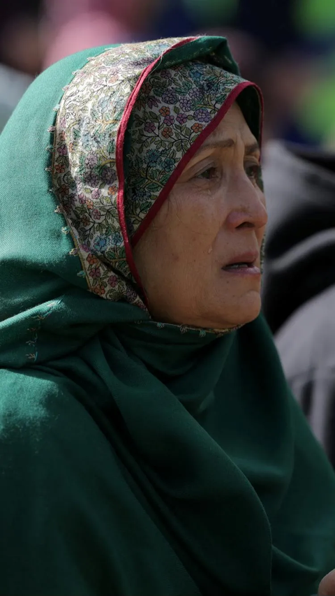 Tangis wanita muslim pun pecah selama berdoa untuk mendukung warga Palestina di tengah konflik yang sedang berlangsung antara Israel dan Hamas, di Mineola, New York, AS (15/10/2023).