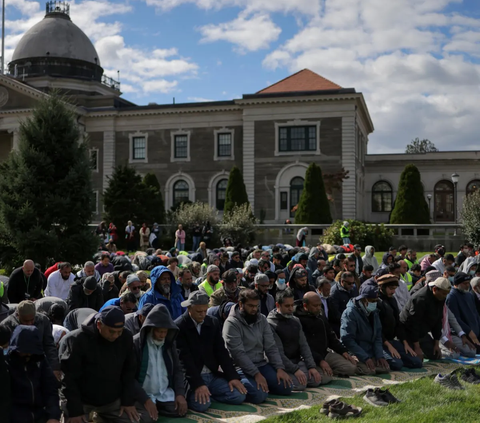 FOTO: Dukung Warga Palestina, Massa Umat Muslim di Amerika Serikat, Kanada hingga Brasil Gelar Salat Berjemaah