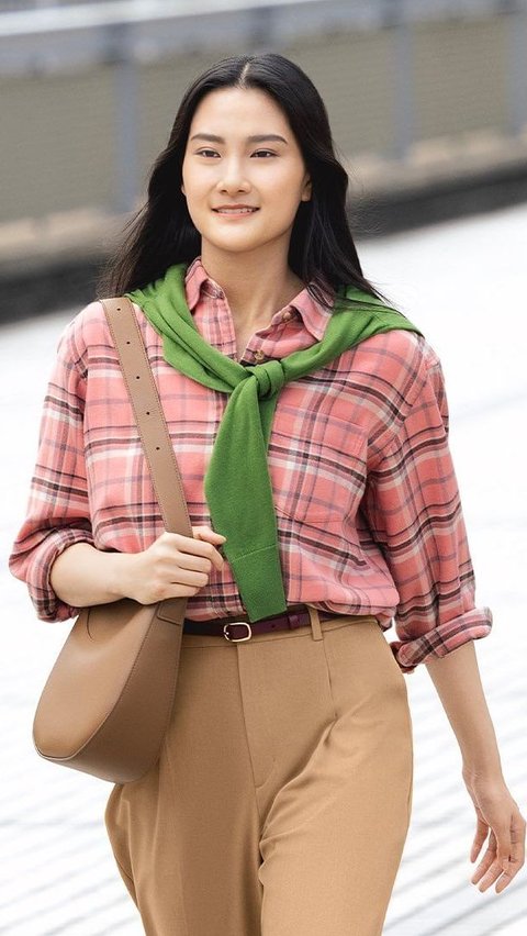 Try Retro Vibe Style that is Comfortable with Flannel Shirt.