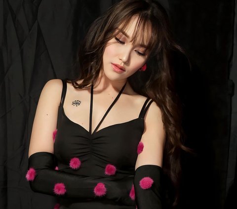 6 Ayu Ting Ting's Charms Showing Tattoos on Her Chest, Can She Really Do This?