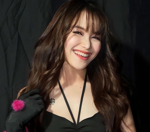 6 Ayu Ting Ting's Charms Showing Tattoos on Her Chest, Can She Really Do This?