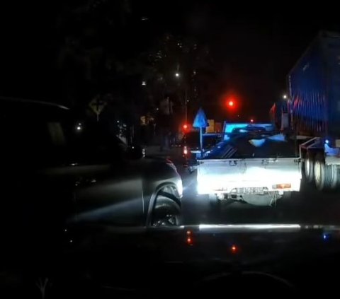 Aksi Bang Jago, Pengemudi Fortuner Pelat Dinas Polisi Ancam Pengendara Pakai Tongkat Besi