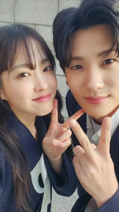 Park Hyung Sik dan Park Bo Young menghangatkan hati penggemar dengan selfie imut mereka dari lokasi syuting 