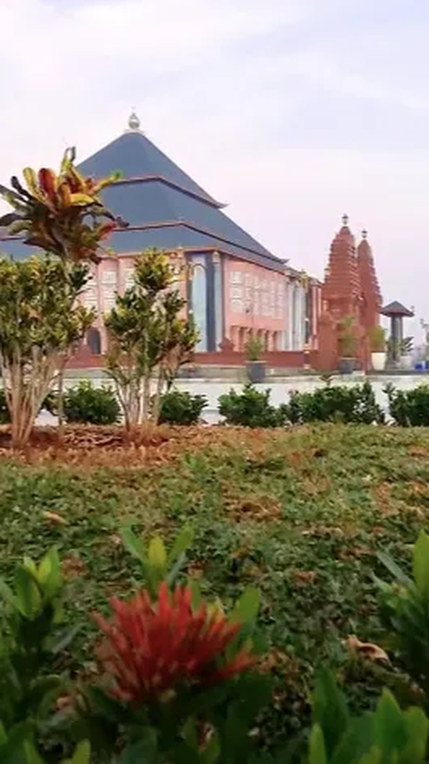 Megah dan Besar, Ini Potret Masjid Syarif Abdurrahman di Komplek Makam Sunan Gunung Jati yang Dibangun oleh Kasad Dudung<br>