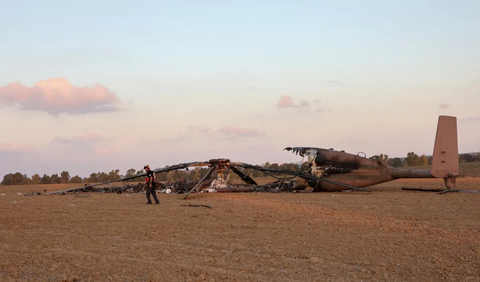 Sebelum menghancurkan helikopter, tembakan pasukan Hamas sempat membuat pasukan Israel kaget.