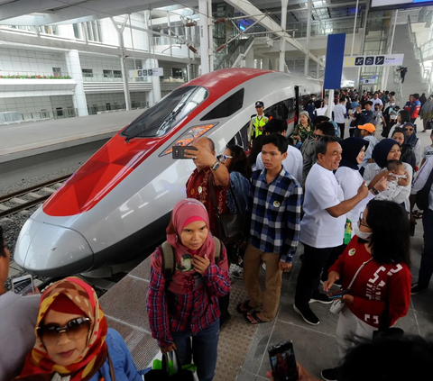 Bayar Tiket Rp300 Ribu, Segini Waktu Tempuh Jakarta-Bandung Naik Kereta Cepat Whoosh