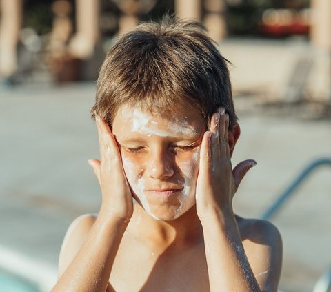 Pastikan Anak Pakai Physical Sunscreen, Dokter Beri Penjelasan