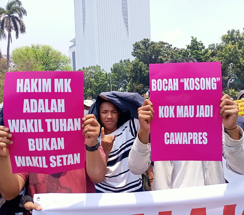 Ragam Protes di Depan MK, Mulai dari Mahkamah Keluarga hingga 'Bocah Kosong jadi Cawapres'