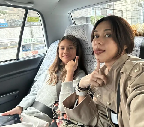 Momen Kompak Nana Mirdad dan Sarah Liburan di Jepang, Gemas Kayak Kakak Beradik