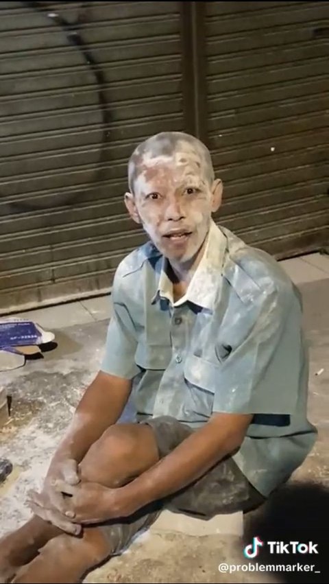 Dikira Bocah Pakai Bedak, Ternyata Bapak-Bapak Kalah Main Catur<br>