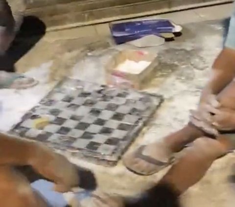 Di awal video, tampak sebuah papan catur dan serbuk-serbuk berwarna putih yang berceceran di sekitarnya. Bukan barang terlarang, tampaknya serbuk putih ini adalah bedak tabur.