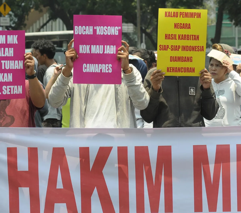 Massa Front mahasiswa Demokrasi Kawal Reformasi membentangkan poster dan spanduk saat menggelar aksi unjuk rasa di kawasan Patung Kuda, Jakarta, Senin (15/10/2023).