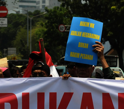 FOTO: Aksi Massa Front Mahasiswa Demokrasi Kawal Reformasi Desak MK Tolak Uji Materi UU Pemilu Terkait Syarat Usia Capres-Cawapres