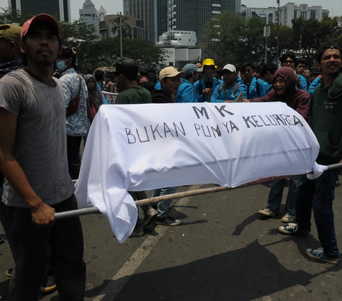 FOTO: Aksi Massa Front Mahasiswa Demokrasi Kawal Reformasi Desak MK Tolak Uji Materi UU Pemilu Terkait Syarat Usia Capres-Cawapres