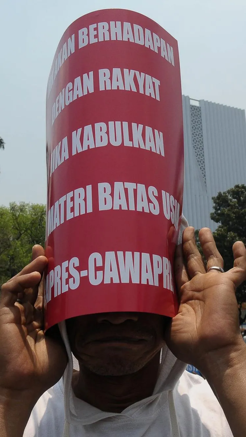 Massa Front mahasiswa Demokrasi Kawal Reformasi membentangkan poster saat aksi unjuk rasa di Kawasan Patung Kuda, Jakarta, Senin (15/10/2023).