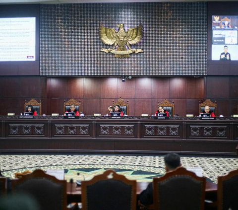 Hakim ketua Mahkamah Konstitusi (MK) Anwar Usman membacakan hasil putusan sidang penetapan batas usia Calon Presiden (Capres) dan Calon Wakil Presiden (Cawapres) di Gedung Mahkamah Konstitusi, Jakarta, Senin (16/10/2023).<br>