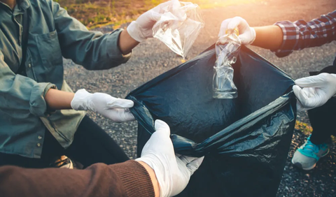 Dari 400 juta ton sampah plastik tersebut, sekitar 75-199 juta tonnya bahkan ditemukan di lautan.