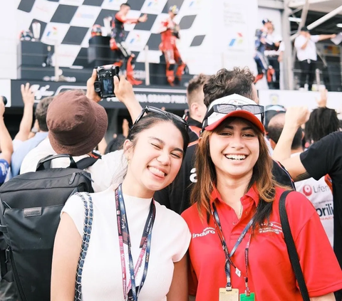 Tampil Cantik Saksikan MotoGP Mandalika, Azizah Salsha Tuai Kritik Gara-gara Foto Ini