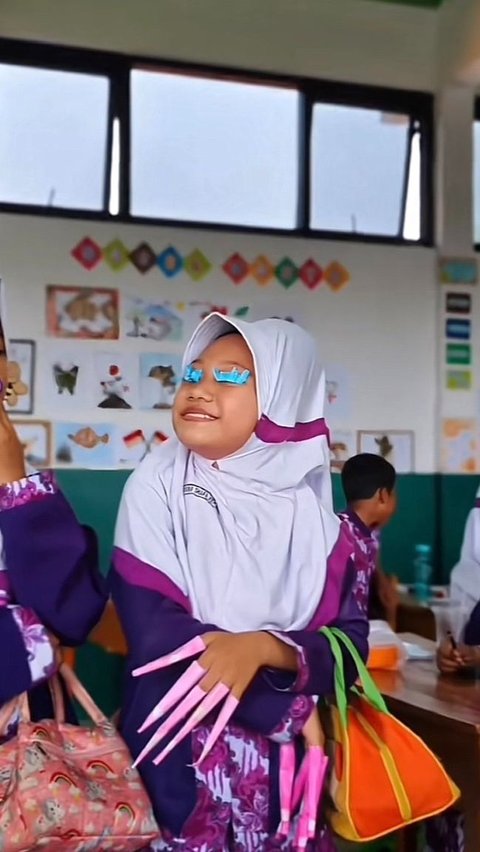 Tingkah Anak SD Berdandan Layaknya Ibu-Ibu Pejabat Ini Bikin Gemas<br>