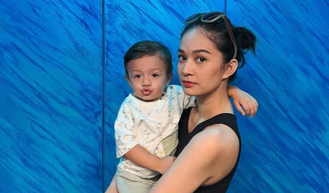 Potret Baby Arash bikin salfok netizen. Paras Baby Arash bule banget.<br>