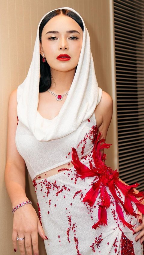 Bold Look Amando Manopo, Lipstik Merahnya Bikin Terpana