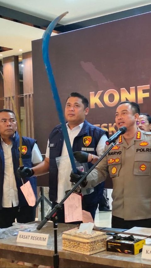 Ngeri! Tenteng Samurai Nyaris 1 Meter, ABG 'Gabut' Tawuran di Jalanan & 1 Tewas