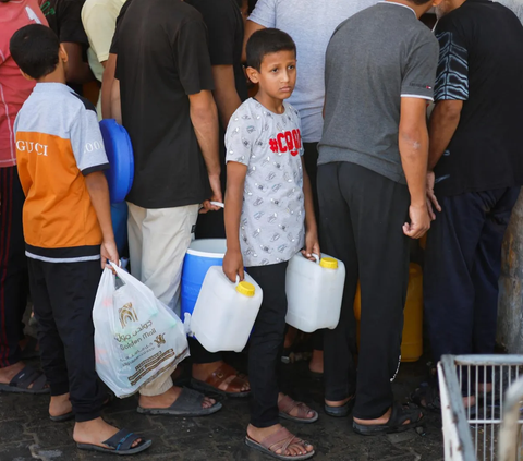 Usaha warga Palestina untuk mendapat air bersih dan bahan bakar minyak semakin sulit. Pasalnya, sejak Israel memblokade jalur distribusi bantuan kemanusiaan kehidupan mereka dilanda kesusahan.