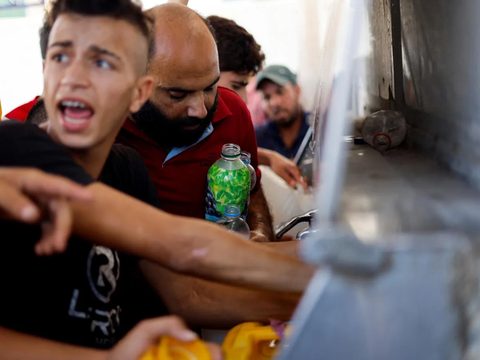 FOTO: Makin Sengsara, Warga Palestina di Jalur Gaza Berebut Keran Air hingga Bahan Bakar Minyak di SPBU Sejak Israel Putus Pasokan