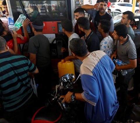 Terlihat warga Palestina menunggu giliran untuk pengisian bahan bakar di tengah kekurangan bahan bakar minyak di sebuah SPBU di Khan Younis, selatanJalur Gaza seiring berlanjutnya konflik Hamas dan Israel (15/10/2023).