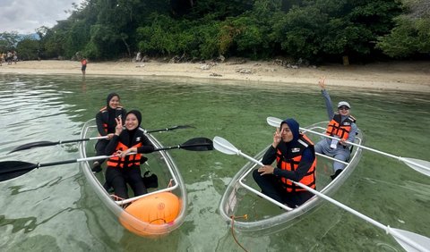 Berkeliling Pulau Naik Kayak