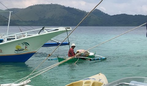 Jajan di Perahu