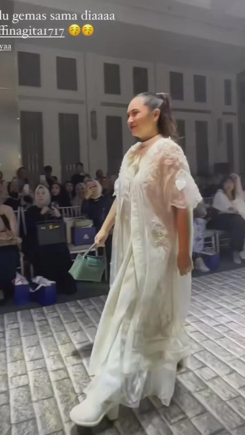 Potret Nagita Slavina Jadi Model Catwalk, Outfit Tak Pernah Gagal - Cantiknya Kayak Bidadari